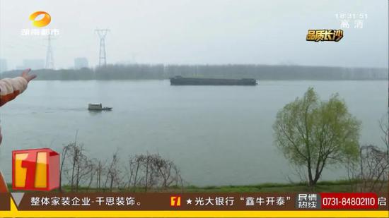 记者 陈杰：在我身后的湘江中的小岛就是香炉洲，未来香炉洲湘江大桥就将从这里跨越湘江，我们看到这里的江面上有不少的船舶通行，这里也是一级主航道，而香炉洲湘江大桥也是湘江首座按照一级航道标准设计的大桥。
