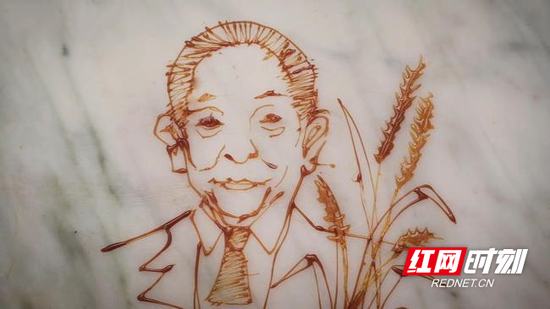 “九月”用糖画画的袁爷爷。