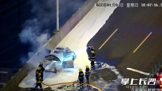 火势扑灭后，车辆烧毁严重。