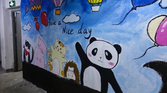 8 岁女孩成“小画家”，居民集体请她涂鸦！