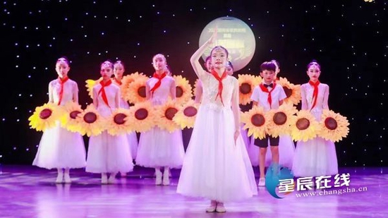 (精彩的演出令现场观众惊喜连连。)