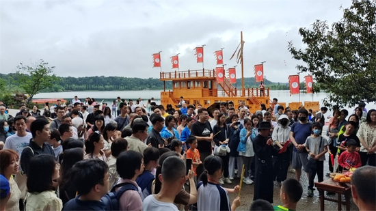 游客前往屈子文化园,在汨罗江畔祭屈。
