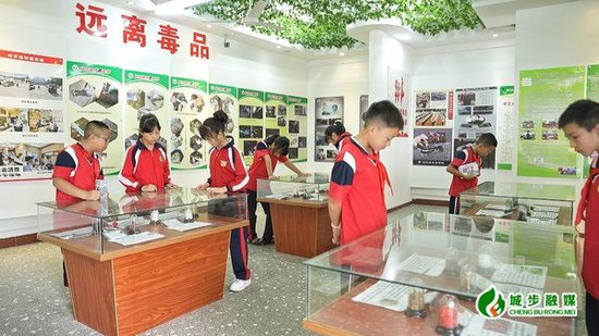 学生们仔细观察仿真毒品模型。(图片来源:城步融媒)