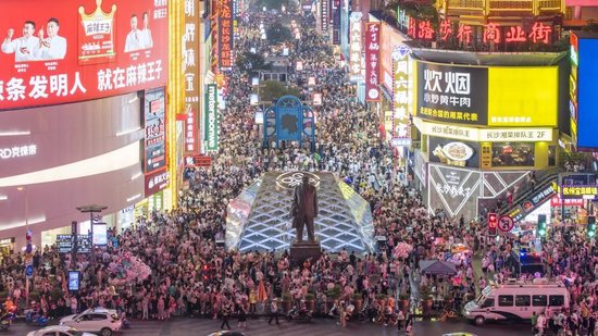 长沙市天心区黄兴南路步行街热闹非凡