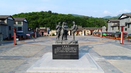 汝城县文明瑶族乡沙洲瑶族村民俗广场上的“半条被子”主题雕塑