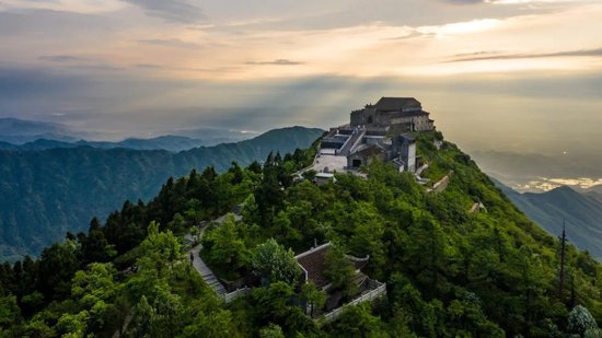 南岳衡山景区,一缕阳光洒在南岳衡山之巅的祝融峰