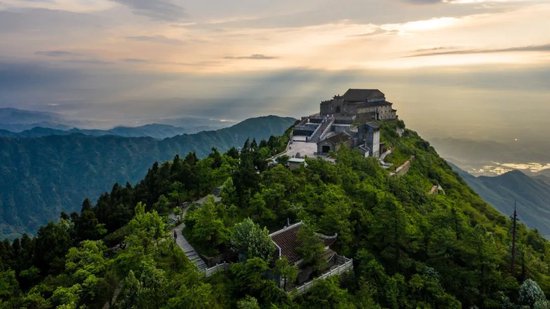 南岳衡山景区，一缕阳光洒在南岳衡山之巅的祝融峰