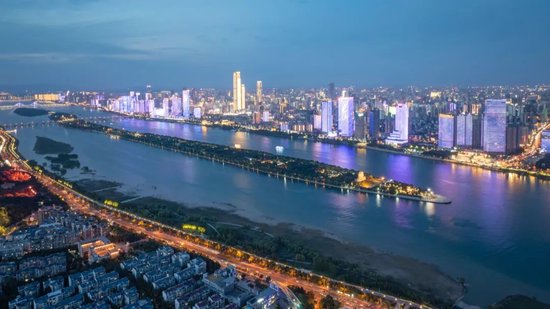 灯光璀璨的湘江夜景