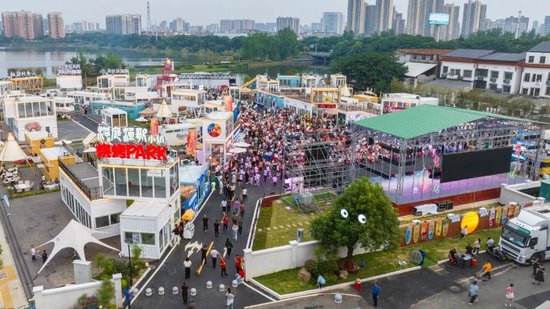 游客在岳阳市洞庭渔歌小镇休闲游览。湖南日报全媒体记者 童臻熙 摄