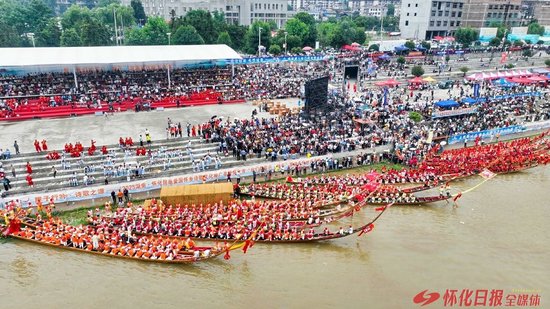 图为“福地怀化 诗歌之源”——2025湖南·怀化屈原爱国怀乡诗歌文化推广季暨溆浦县传统龙赛现场(溆浦县委宣传部提供)