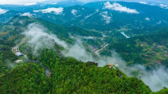 雨后的溆浦县穿岩山国家森林公园云烟缥缈，如诗如画，美不胜收