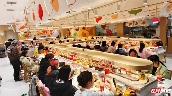  顾客正在盛香亭转转热卤店内用餐。