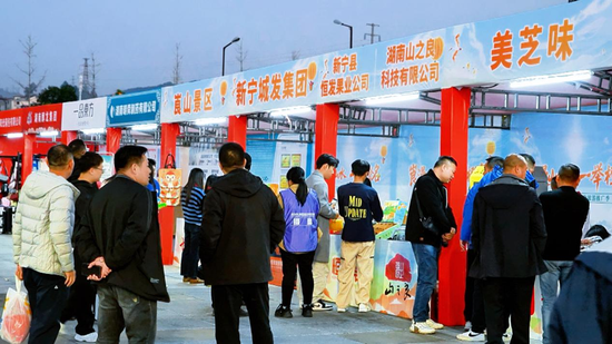 （场馆外设置的特色产品展区）