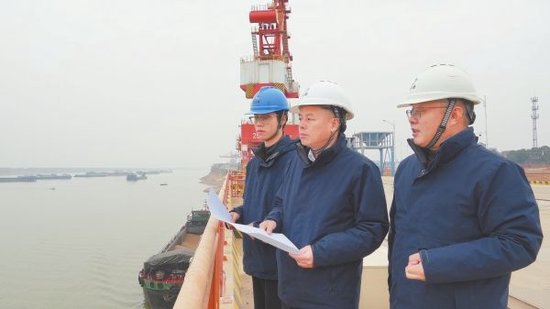 杨亮（中）在虞公港码头查看作业情况。 李阳 摄（湖南图片库）