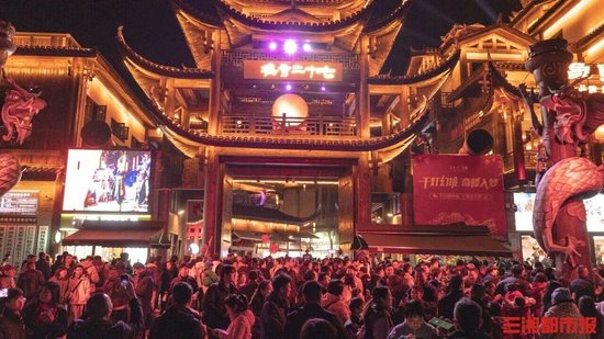 游客夜游张家界七十二奇楼。景区供图