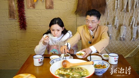 郭有才品尝湘潭菜。