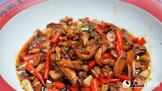 刚出锅的荷塘土鸡。人民网记者 吴茜薇摄