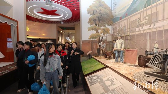 精心打造的韶山火车站思政课堂让学生们身临其境。（全媒体记者 李新辉 摄）