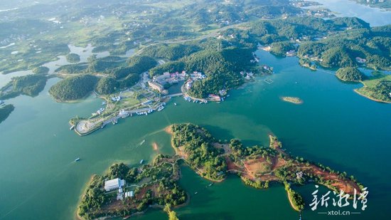 水府旅游区以水府庙水库为主体，是国家级水利风景区、国家湿地公园、国家AAAA级旅游景区，享有“天下水府、人间瑶池”的美名。