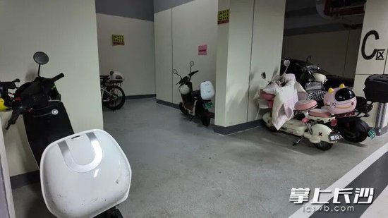 地下车库改造后设置了电动车停车位。