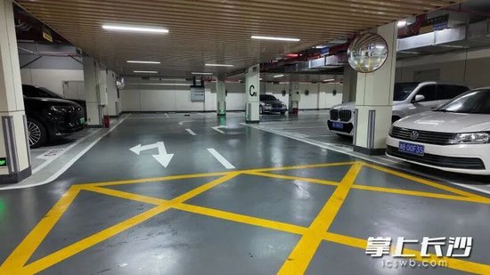 云锦轩小区10栋经过改造后的地下车库焕然一新。均为全媒体记者 周游 &nbsp;李佳峰 摄影报道