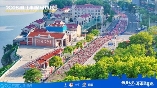 跑友们途经恰同学少年广场。