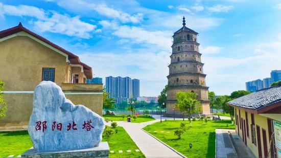 立于北塔下，感受“月移塔影过江来”的诗意