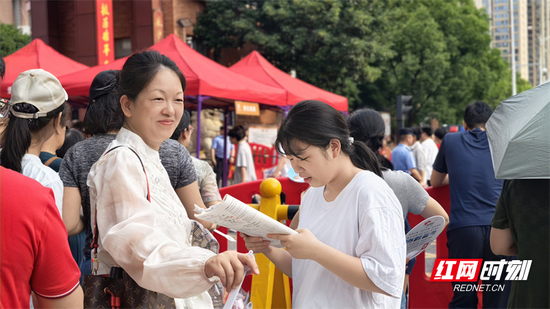 　　长沙市明德中学考点，考生入考场前，抓紧时间进行背诵，家长在旁边默默陪伴。（摄影记者 朱丽萍 王嫣）