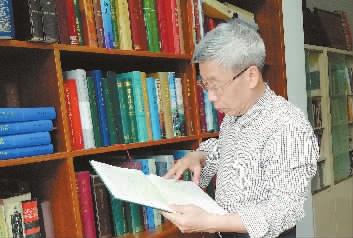 彭雪开教授在做地名历史文化研究。（资料图片）湖南日报记者 陈勇 摄