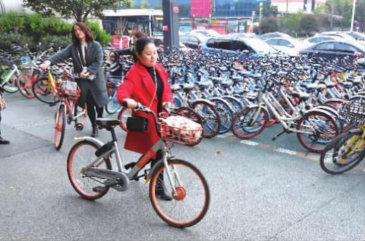 3月21日,长沙市芙蓉北路,行人扫码后准备骑行共享单车。记者田超摄