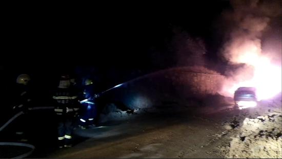 惊险！娄底一装有液化气罐的出租车和小车相撞“擦出火花”