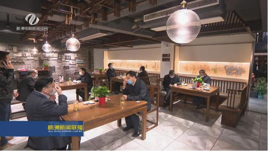 3月13日,湖南省株洲市市委书记毛腾飞和市长阳卫国外出堂食。