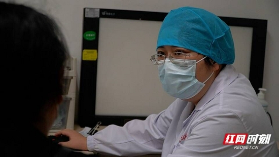 中南大学湘雅医院呼吸与危重症医学科副主任李敏在呼吸内科门诊接诊患者