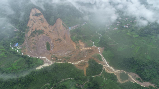 常德市石门县南北镇潘坪村雷家山滑坡现场。