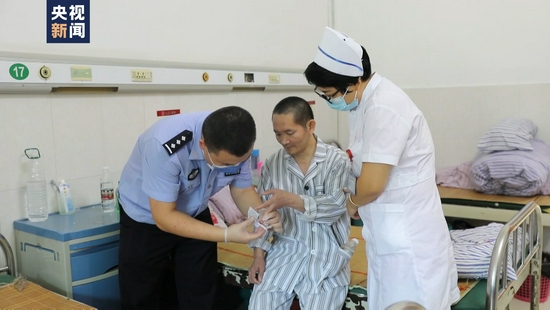 民警在为广西河池走失人员黄承思采集血样