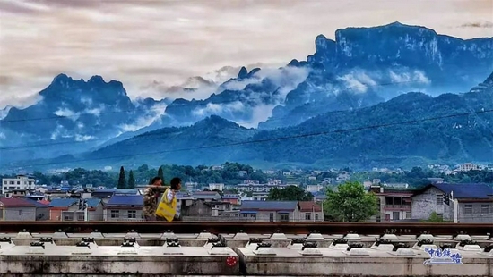 张吉怀高铁穿过武陵山区。