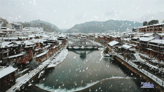 凤凰古城雪景。