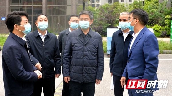 5月1日，邵阳市委书记严华在双清区爱莲街道爱莲池社区督导居民自建房安全隐患排查整治工作。