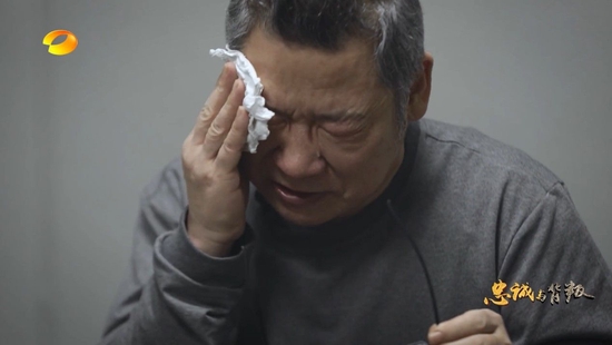 湘潭市委原书记、市人大常委会原主任曹炯芳面对镜头痛哭不已。
