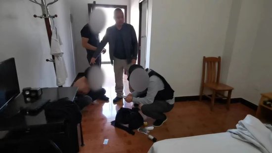 工作中的蔡晓东。公安部供图