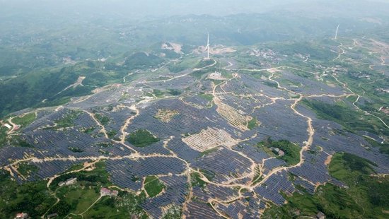 位于湖南省冷水江市锡矿山的光伏项目一角。新华社记者陈振海 摄