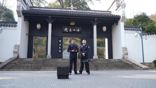  ▲左一为杨腾
