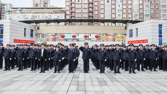  上午8时，在永州市公安局金盾广场举行升国旗仪式
