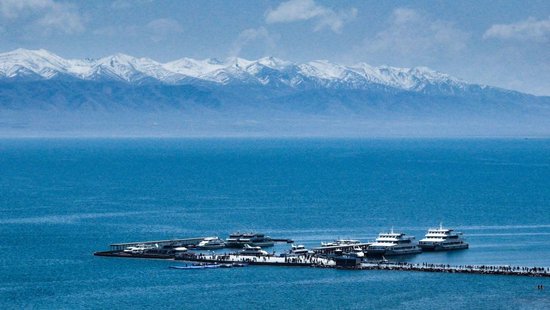 这是2023年5月18日在青海省海南藏族自治州共和县境内拍摄的青海湖一角(无人机照片)。新华社记者 张龙 摄