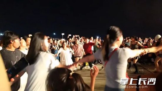 观众自发围着圈跳起了舞。