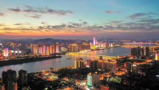 图片华灯初上的长沙城。