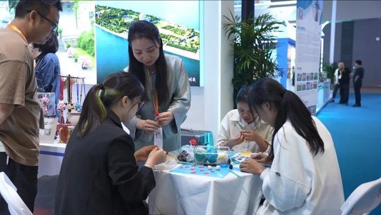 游客在体验面塑制作