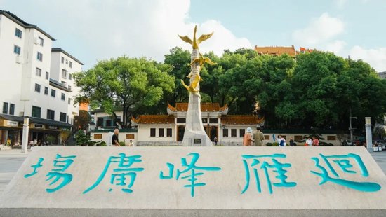 ▲回雁峰广场的大雁雕塑已焕新。(李璐/摄)