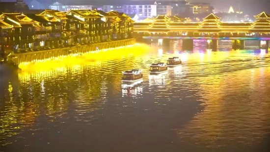 (怀化芷江和平湖水上夜游精品航线。)