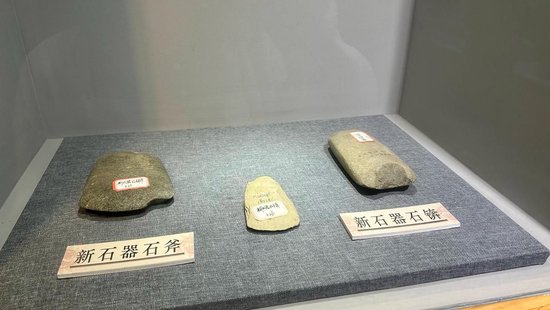 ▲新晃出土的新石器(怀化日报全媒体记者 补秀梅 摄)